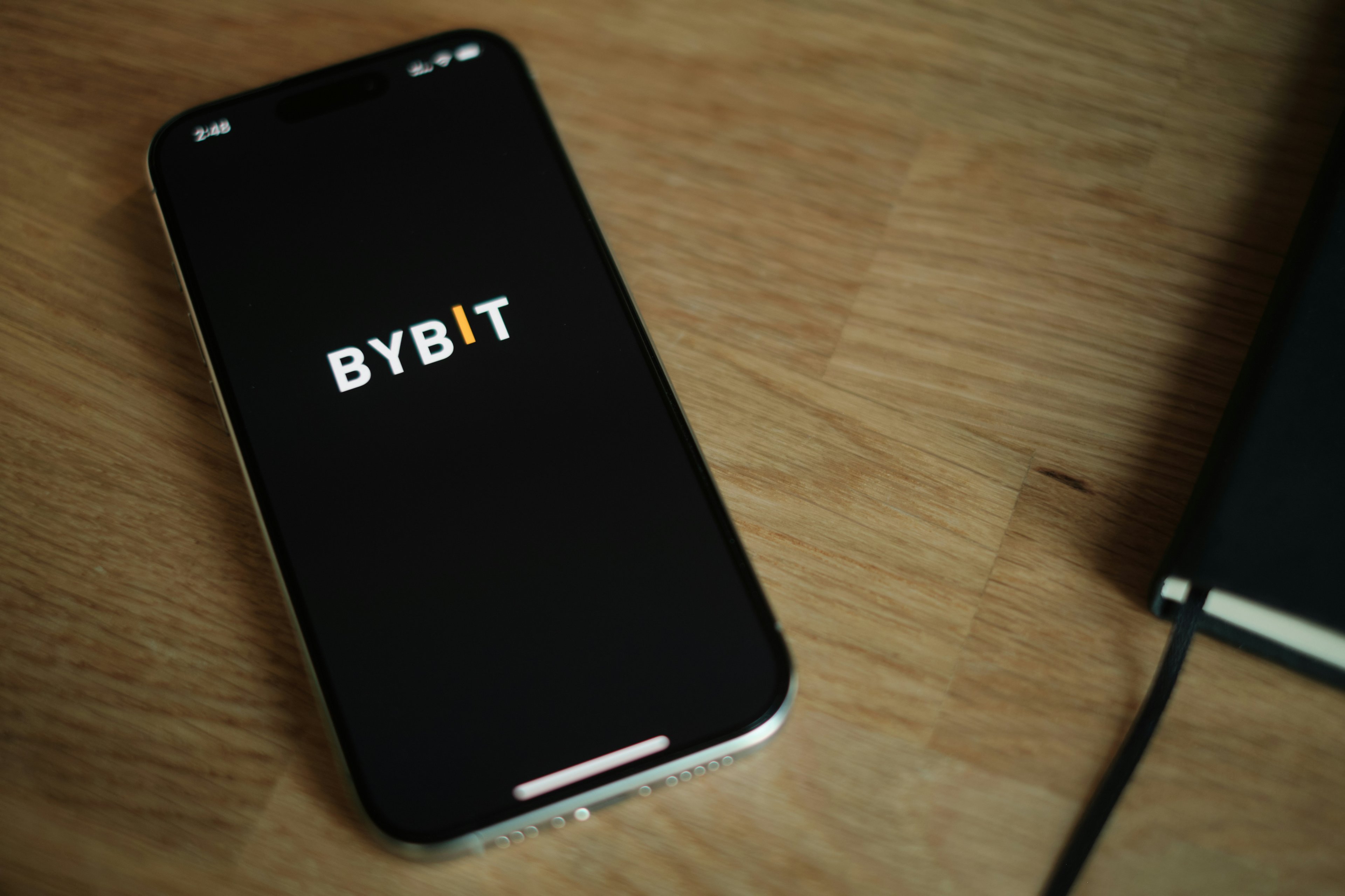 Panorama: Bybit se junta a OKX e é mais uma corretora cripto internacional a pedir licença no Brasil