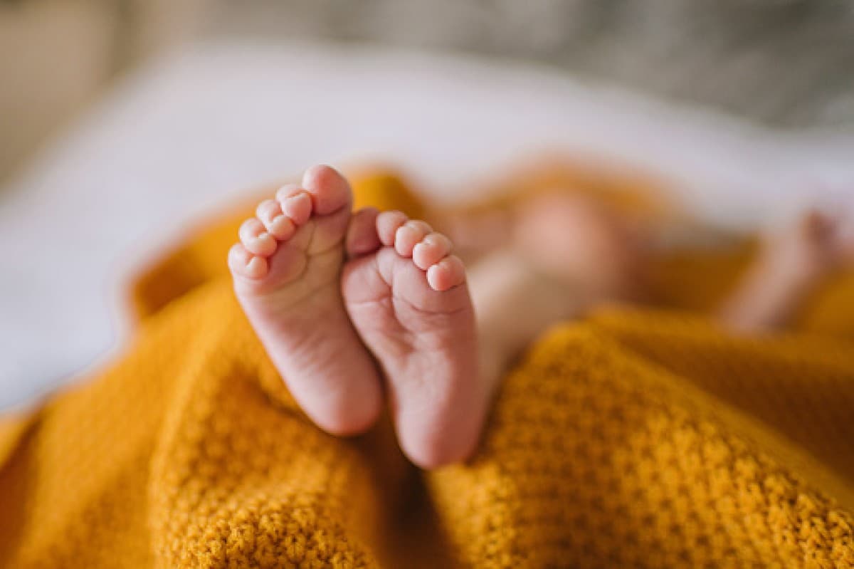 Bebê de 1 ano e 5 meses morre após tomar mamadeira e polícia analisa