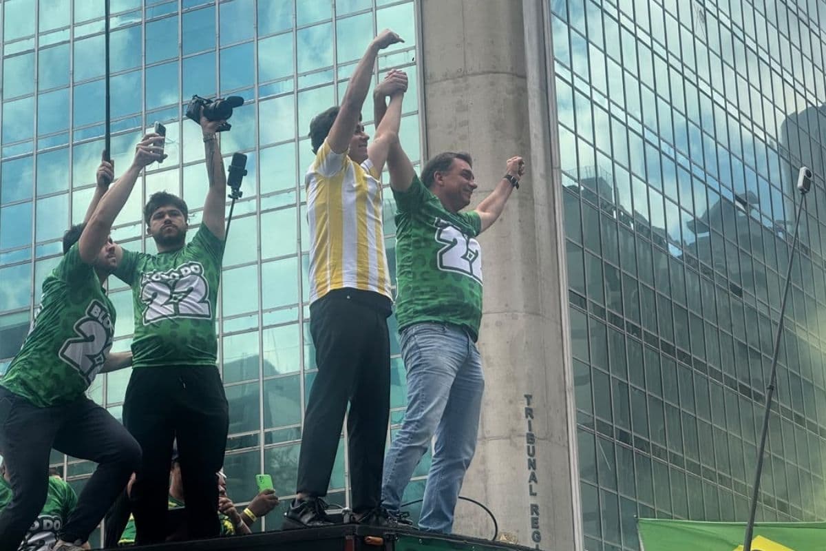 Em destaque: Flávio Bolsonaro chega na Avenida Paulista e cumprimenta apoiadores em ato