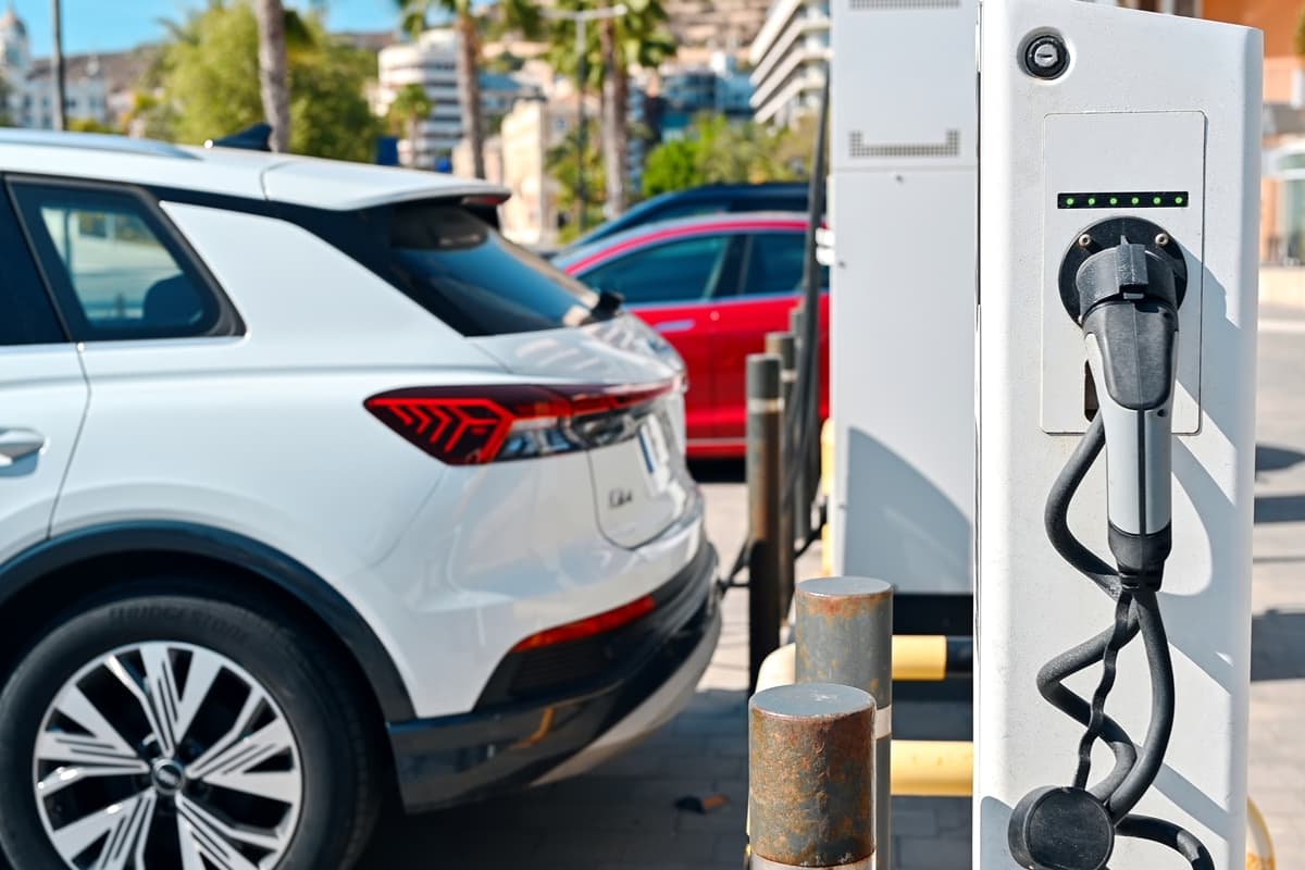 Panorama: Descarte de baterias de carros elétricos é desafio ambiental e do governo