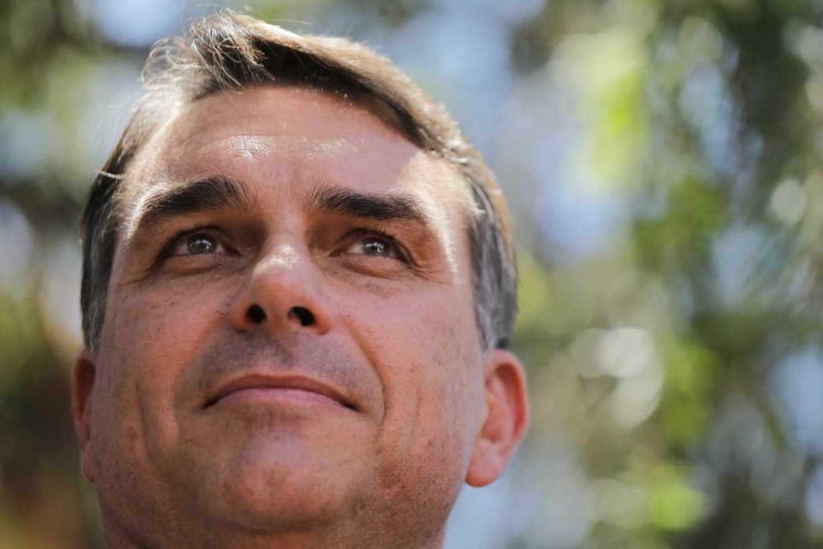 Panorama: Justiça barra entrega de título de cidadão a Flávio após abaixo-assinado