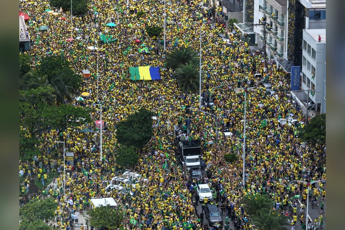 Em destaque: Flávio Bolsonaro participa de "bloco" no trio elétrico em Vitória (ES)