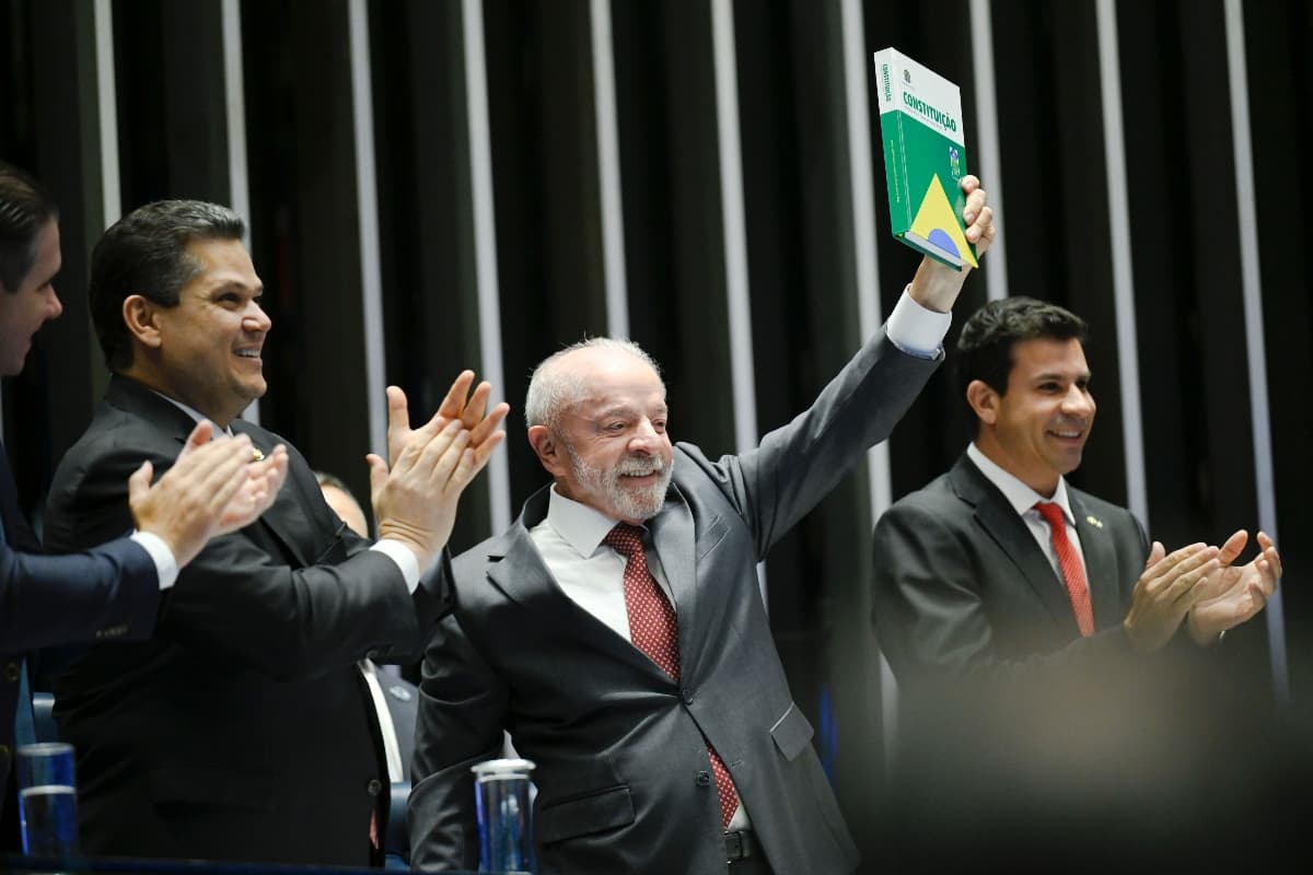 Entenda: Emenda do fim da 6x1 é publicada no Diário Oficial. Prazos começam a valer