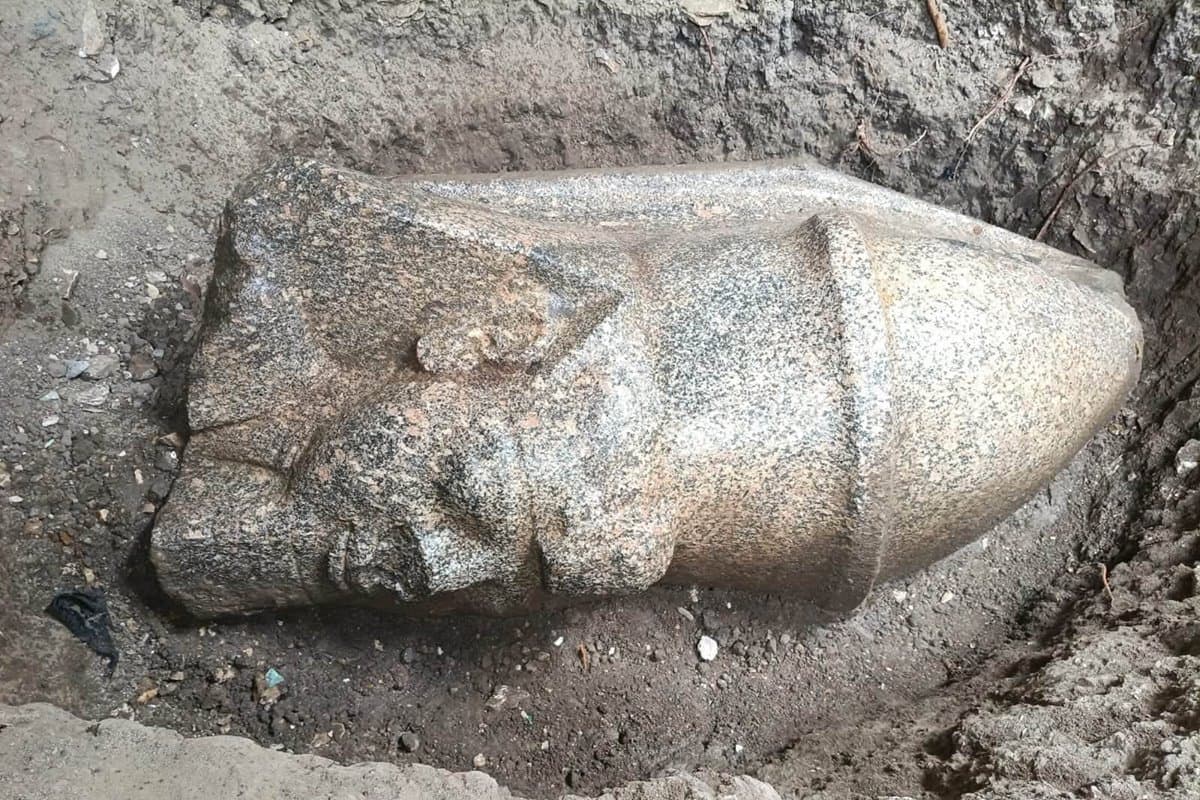 Panorama: Estátua de Ramsés II com coroa dupla é achada por acaso no Egito