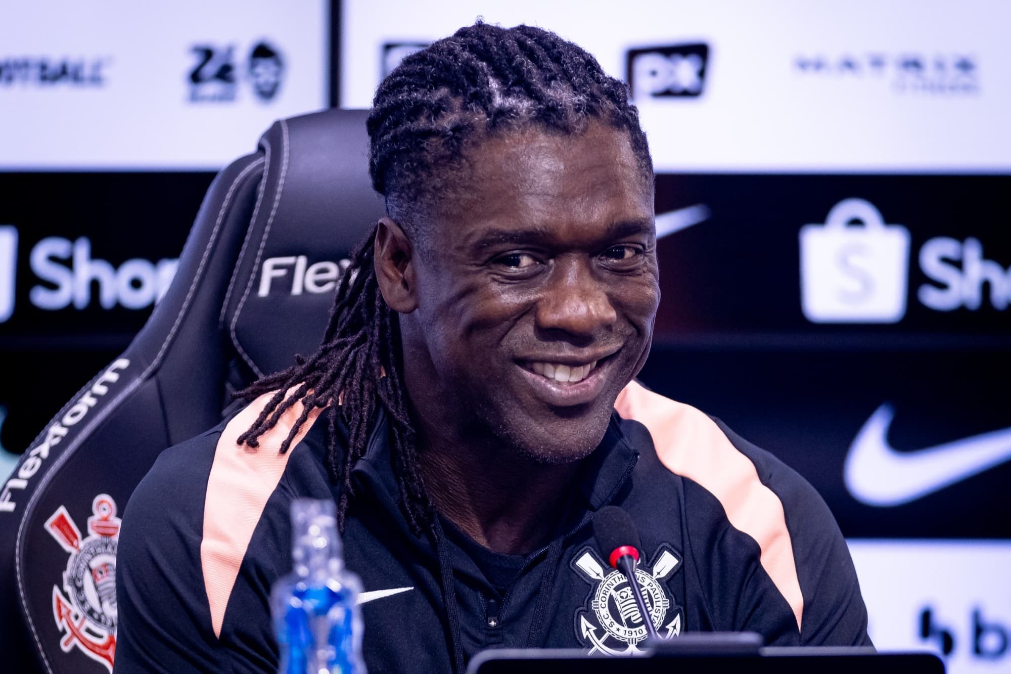 Região: Seedorf não comanda Corinthians contra o Vitória por falta de documentação