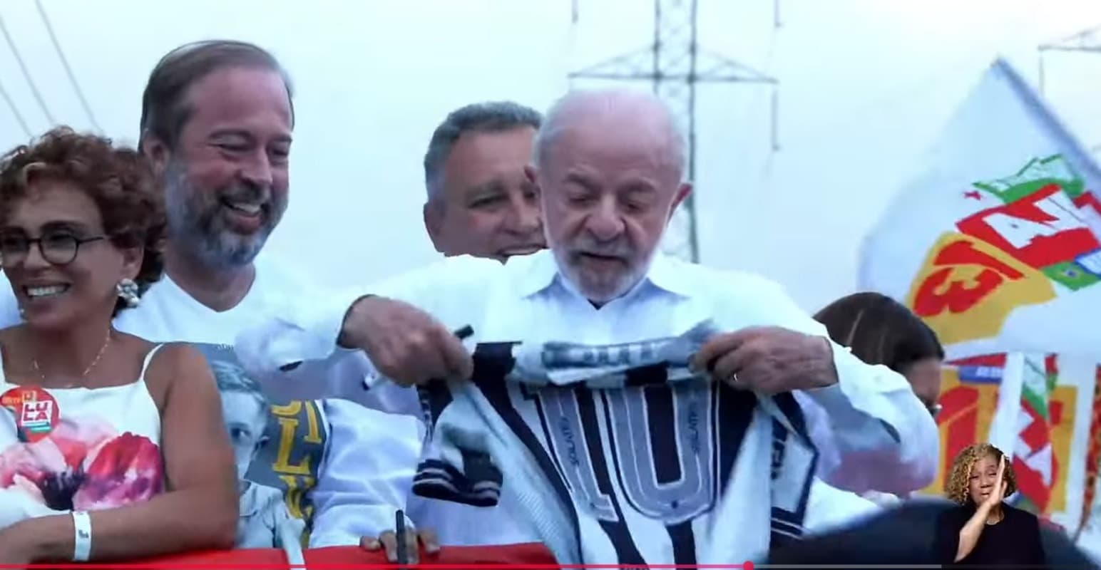 "Não merece confiança" — Lula critica a Globo por almoço com Flávio
