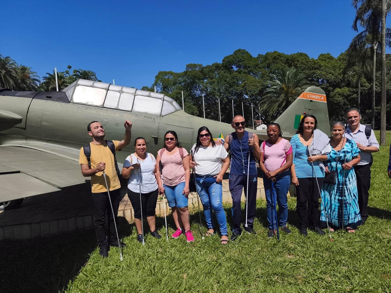 Fique por dentro: Alunos com deficiência visual fazem visita guiada à Base Aérea de Cumbica
