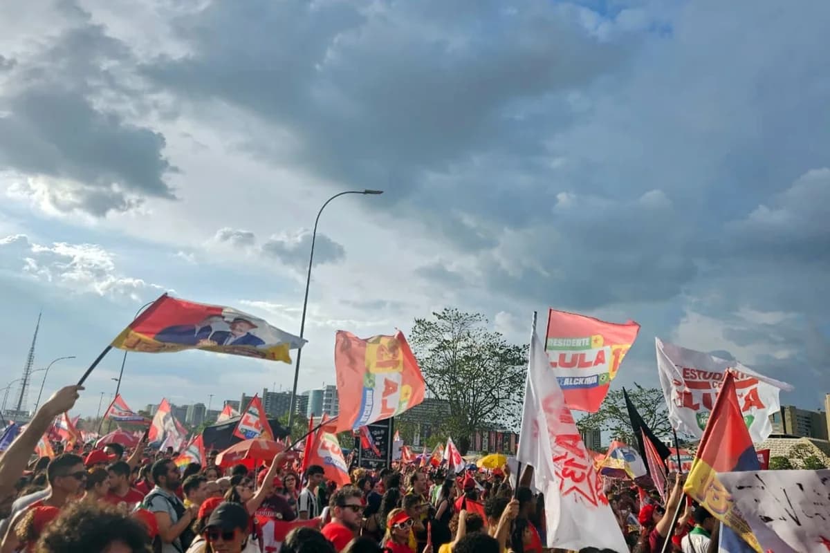 eleitores se reúnem para ato pró-Lula e Grass no DF — "Bota pra Virar"