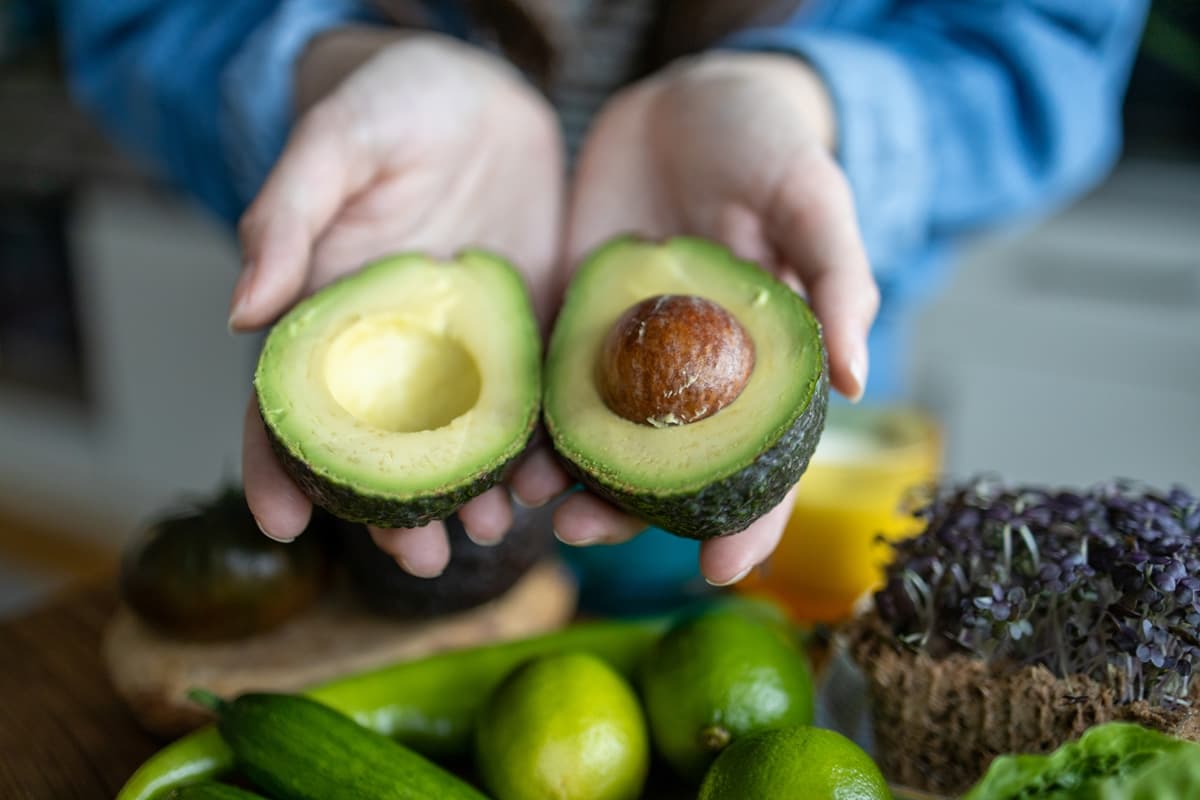 Em destaque: Comer abacate ajuda a dormir melhor naturalmente, revela nutricionista