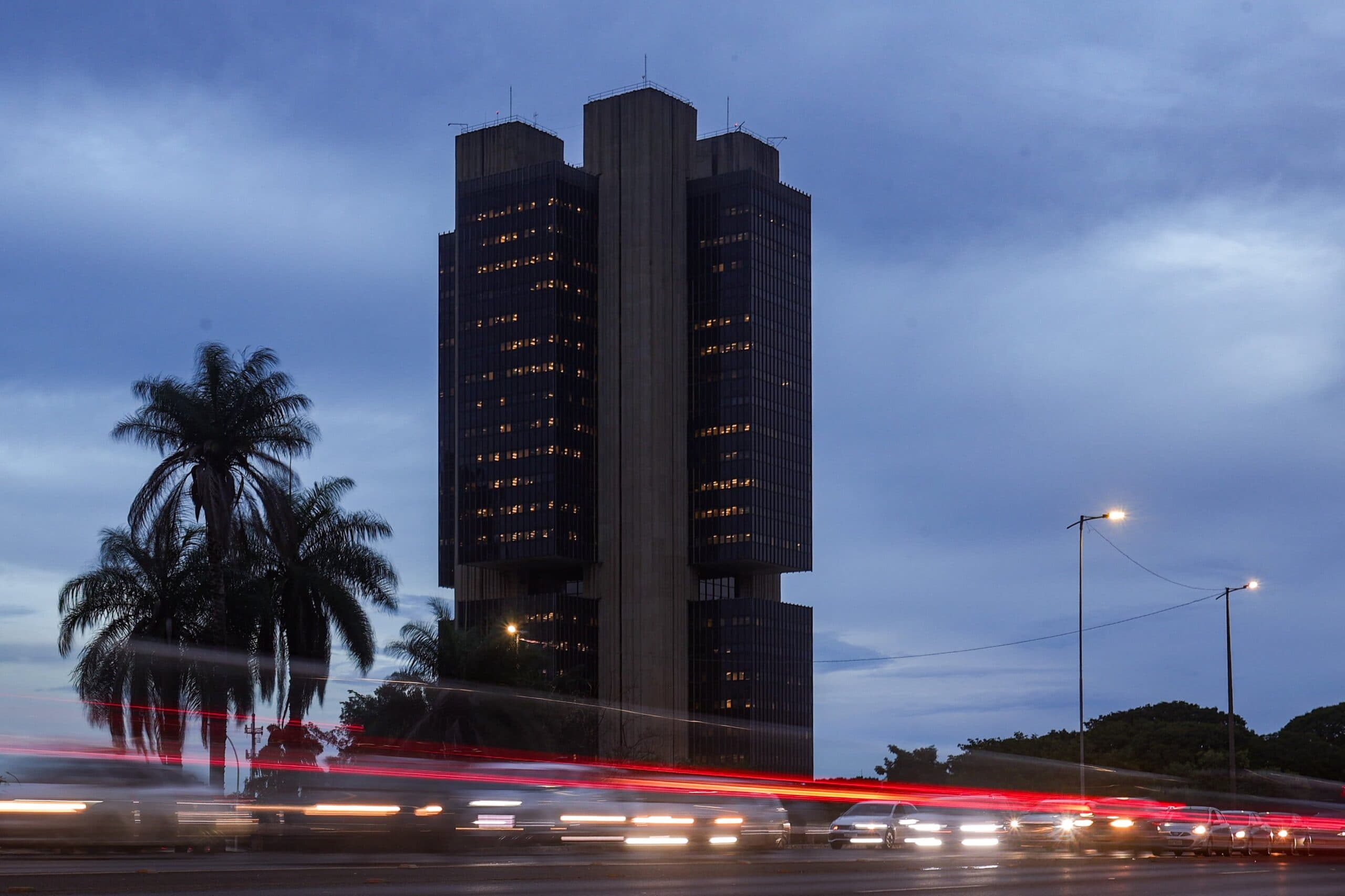mercado mantém projeção para inflação em 5,22%, mas reduz a do PIB — Focus
