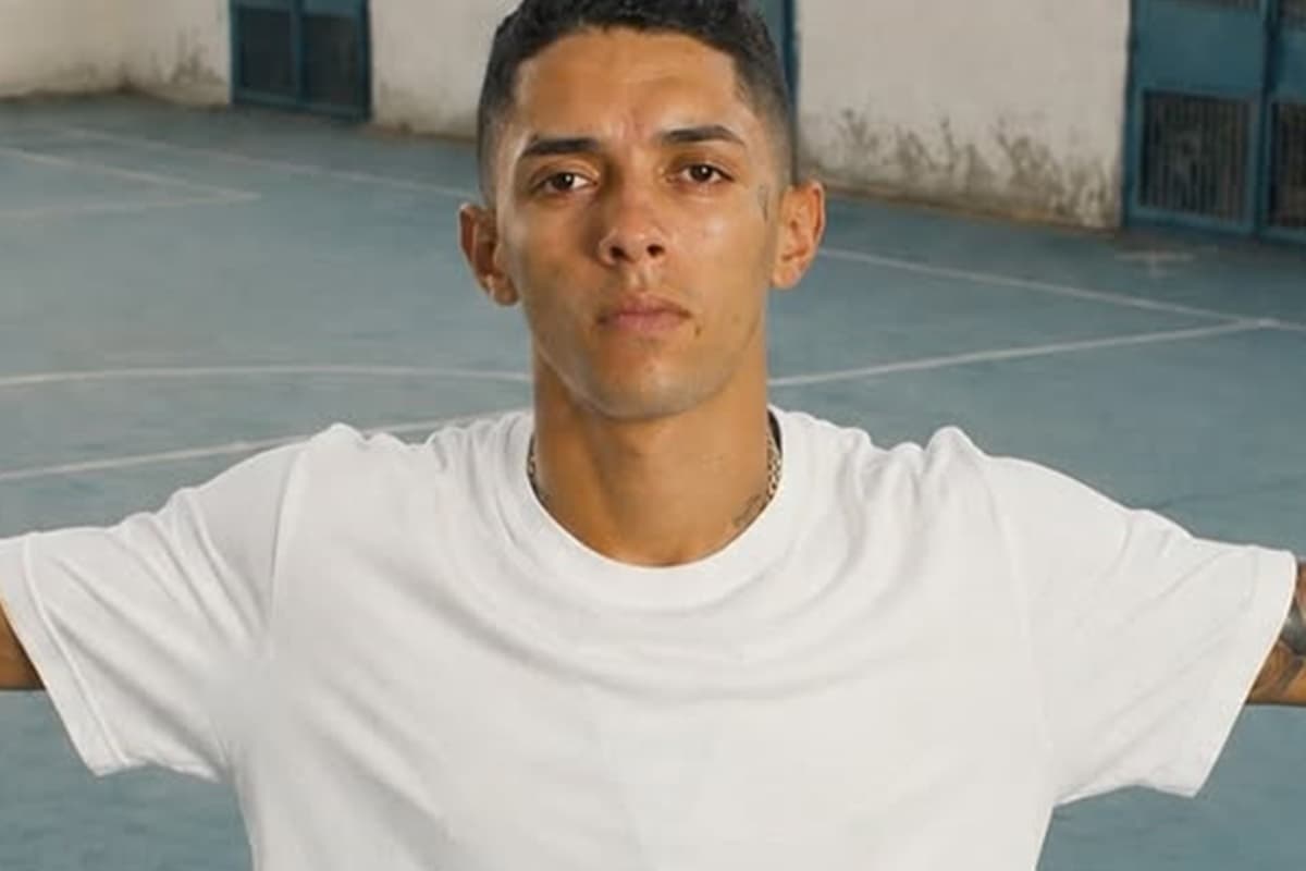 "Deve estar sofrendo" — Buzeira critica prisão de Deolane e pede soltura