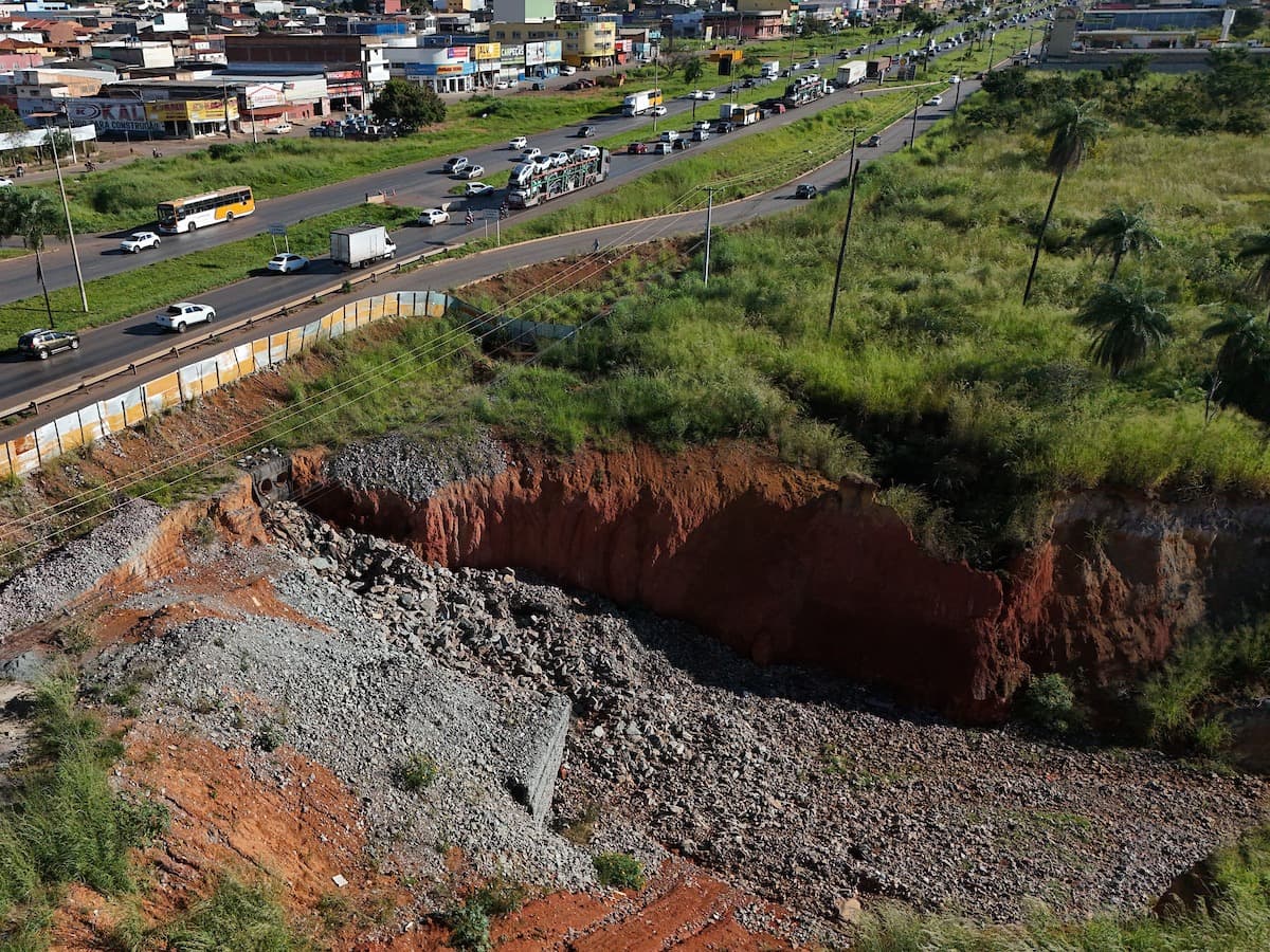 Em destaque: Dnit interdita marginal da BR-040, no Entorno, onde avança voçoroca gigante