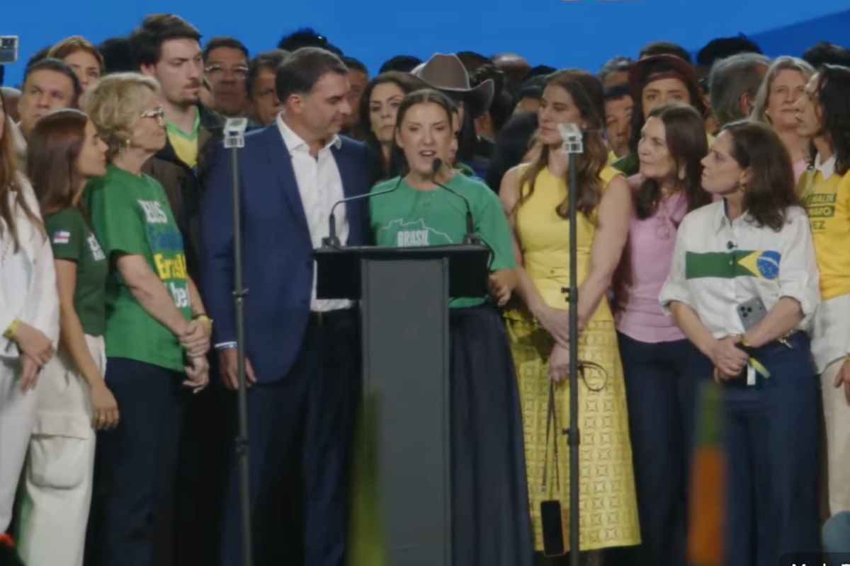 Fique por dentro: Aliados de Flávio criticam fala de assessora econômica sobre Bolsa Família