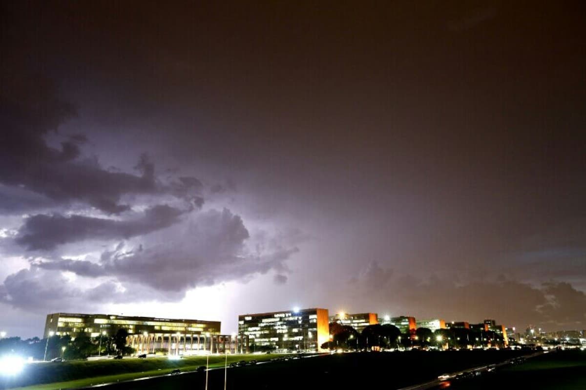 Em destaque: Defesa Civil emite alerta de chuva intensa com ventos de até 60 km/h no DF