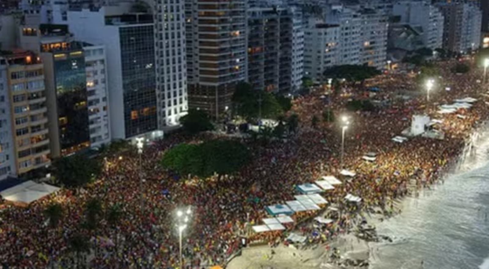 Atualização: Ato Musical pela Democracia reúne 56 mil pessoas em Copacabana, diz USP