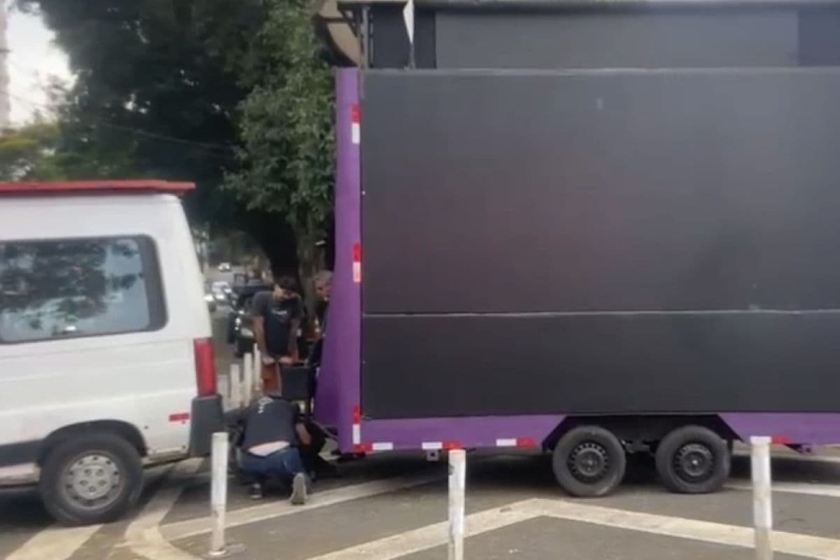 Fique por dentro: GSI intervém para liberar telão bancado pelo PT em frente ao debate da Band