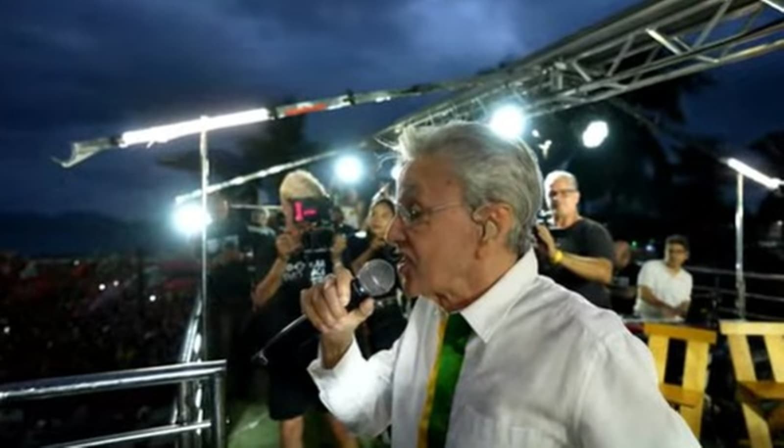Em destaque: Artistas se reúnem em Copacabana para o "Ato Musical pela Democracia"