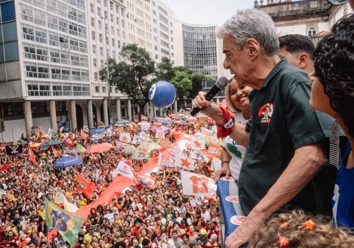 Atualização: Ato pró-Lula reúne milhares de estudantes e apoiadores na Candelária, no RJ