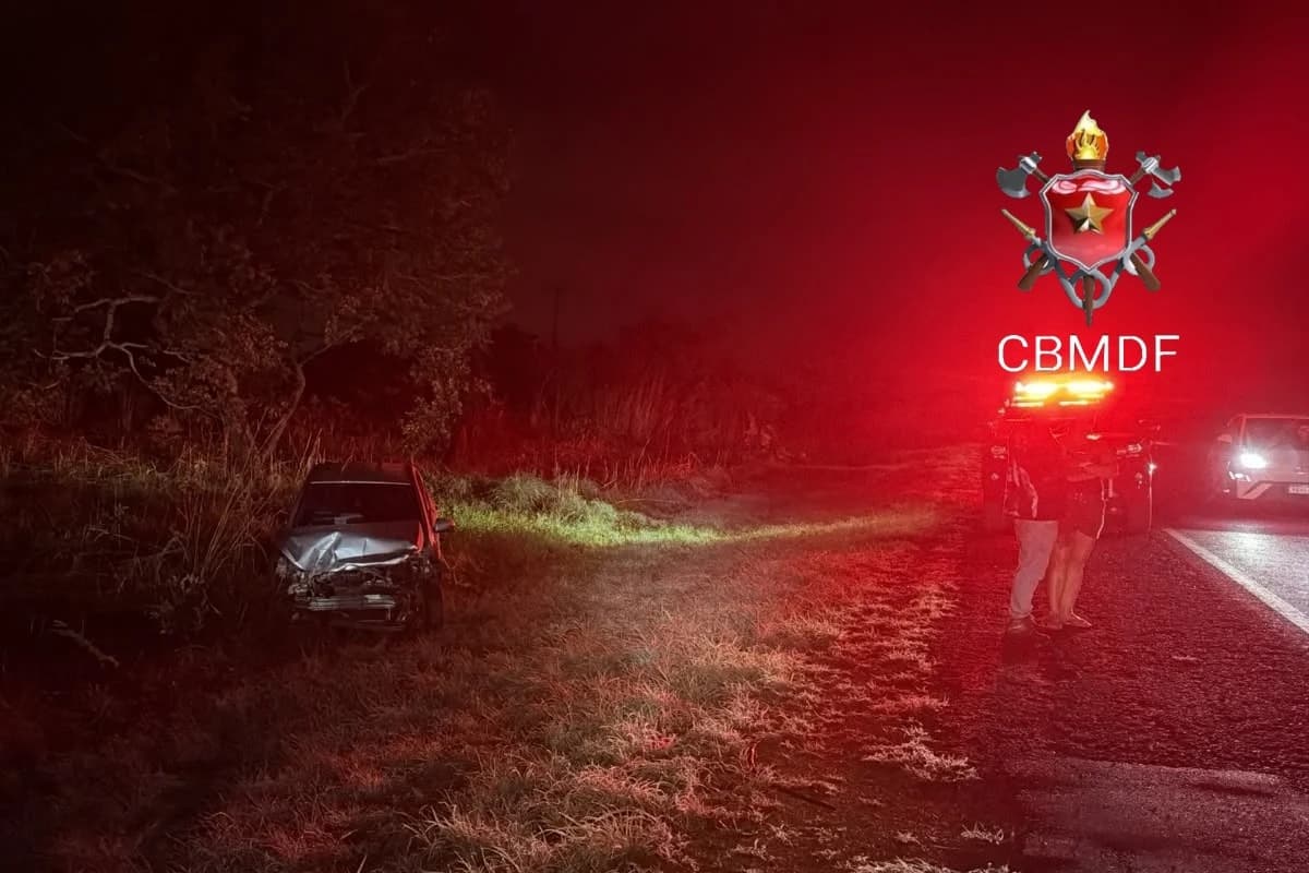 Atualização: Mulher é hospitalizada após carros saírem da pista em acidente na DF-001