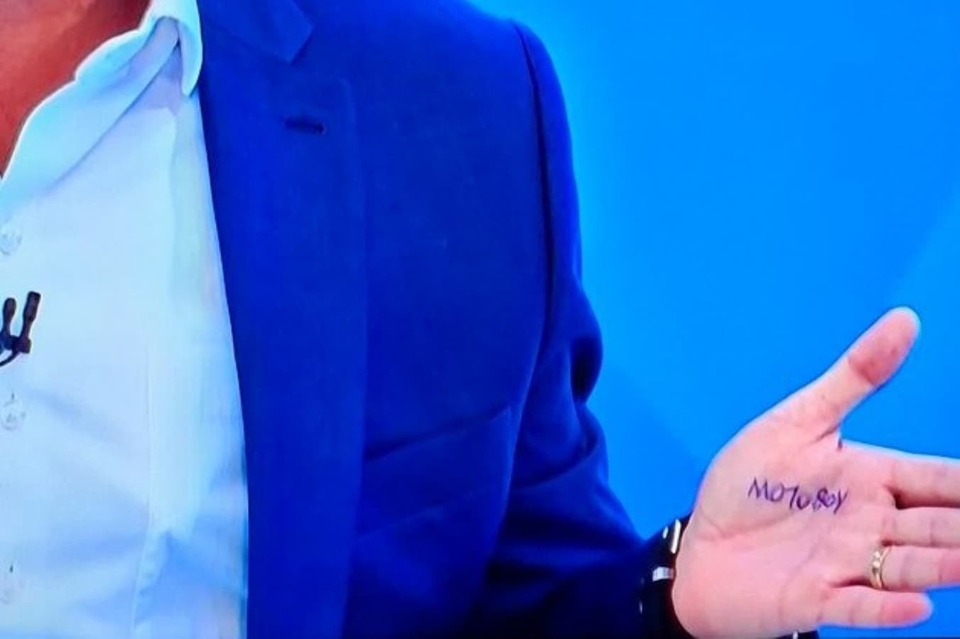 Fique por dentro: Saiba o que estava escrito na mão de Flávio Bolsonaro na sabatina da Globo