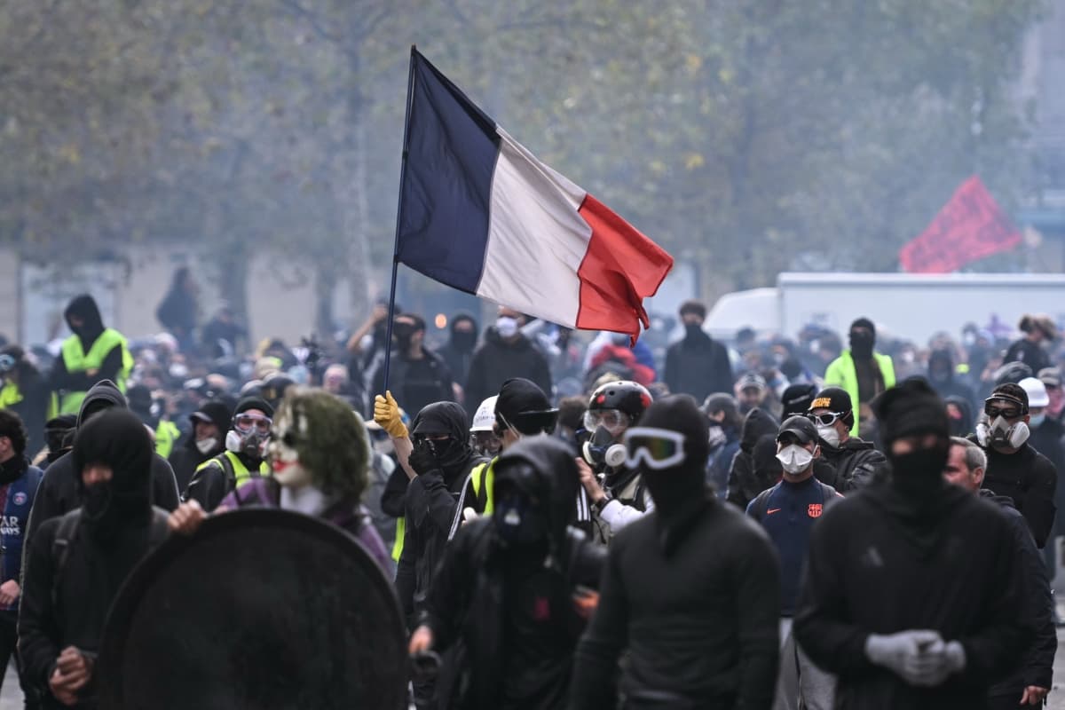 Entenda: Lojas de luxo são saqueadas durante protestos na França