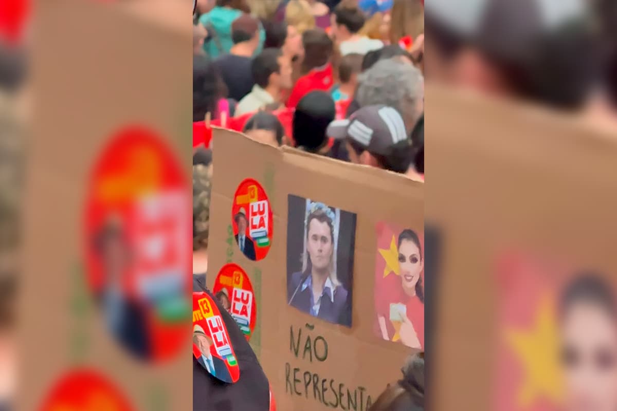 Panorama: Imagem de Charlie Kirk é usada em cartaz contra Júlia Zanatta em SC