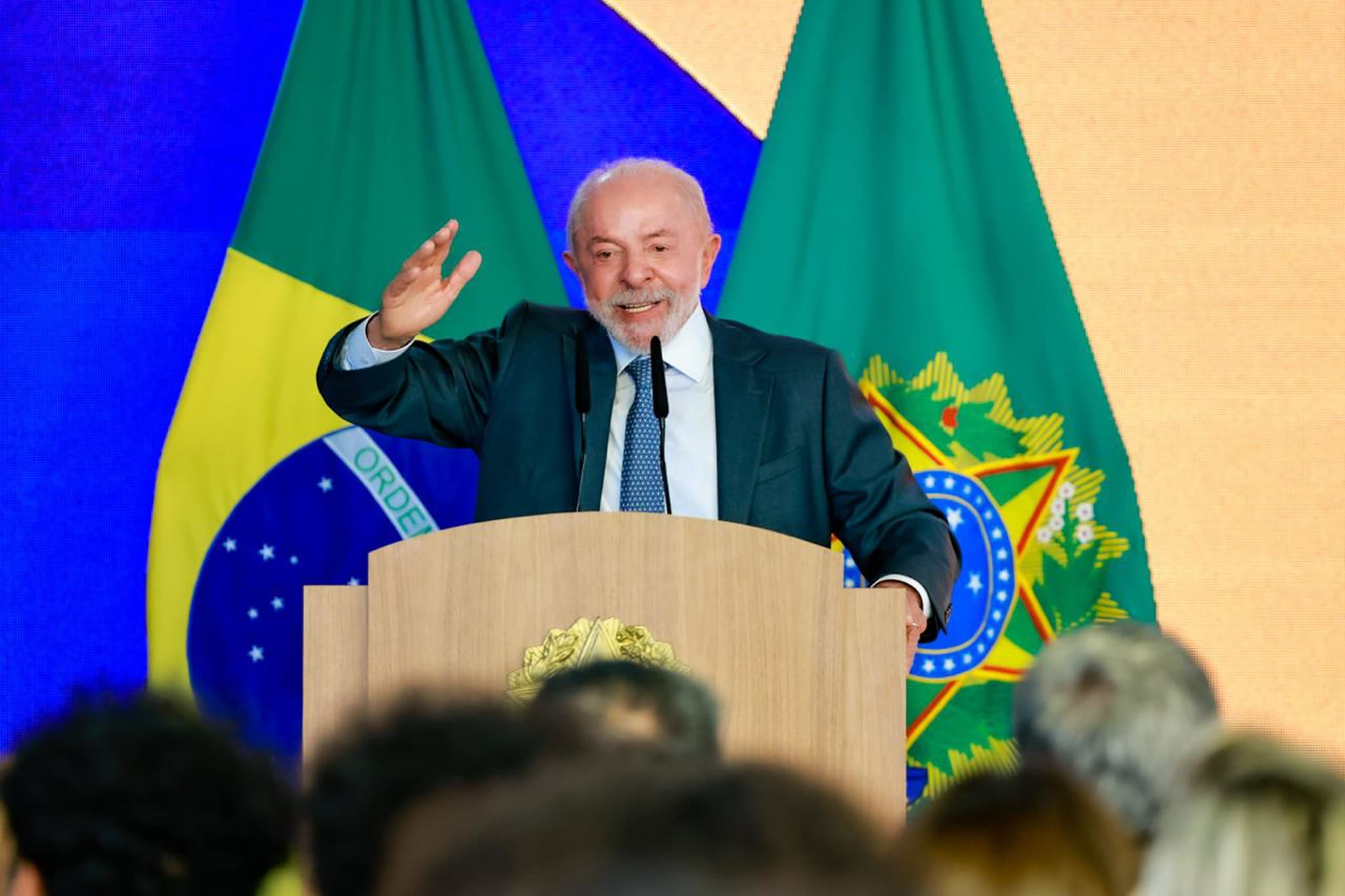 Fique por dentro: Campanha de Lula se irrita com almoço de Flávio na Globo