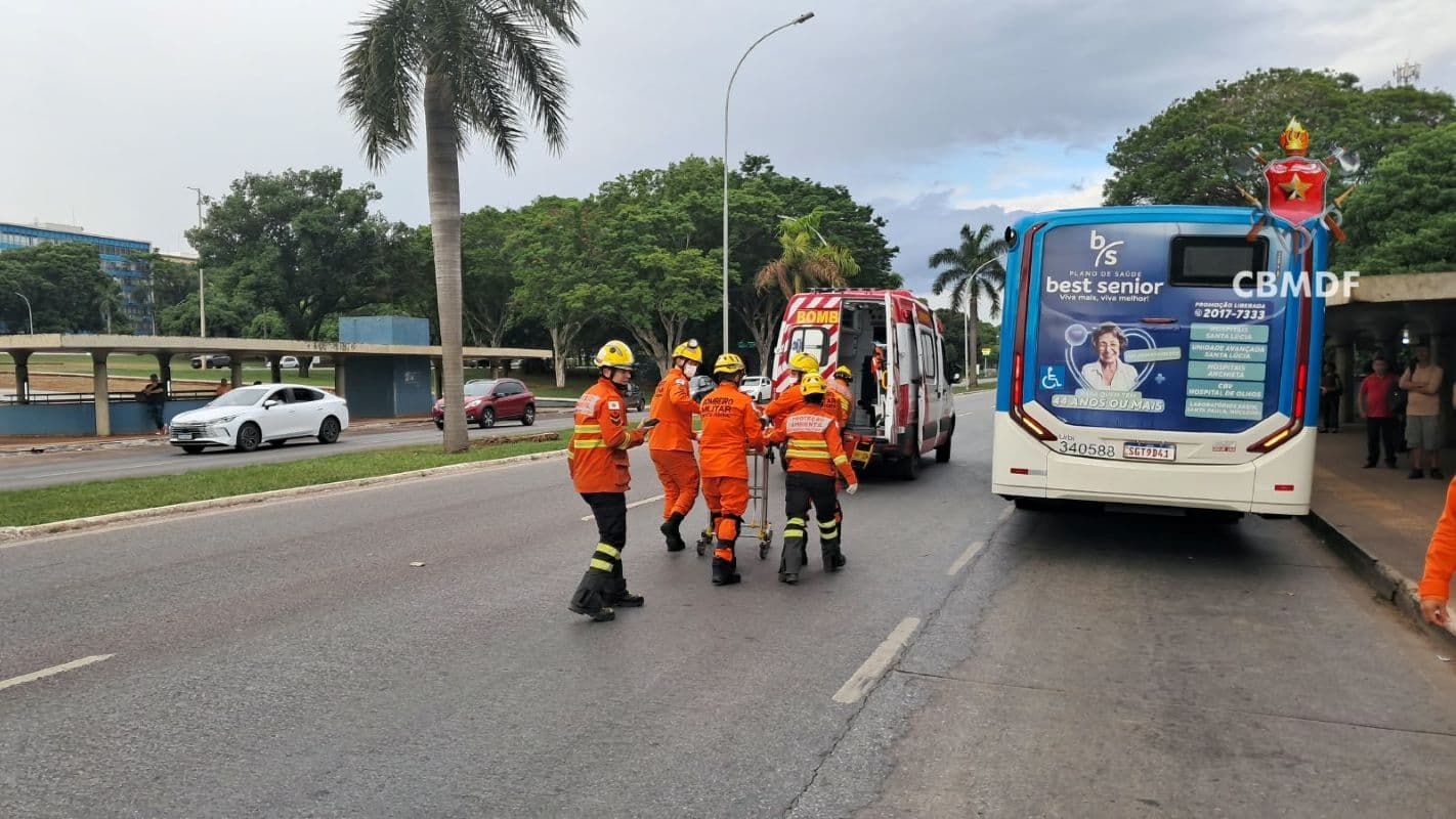 Panorama: Ônibus atropela duas pessoas em ponto de ônibus na Asa Sul
