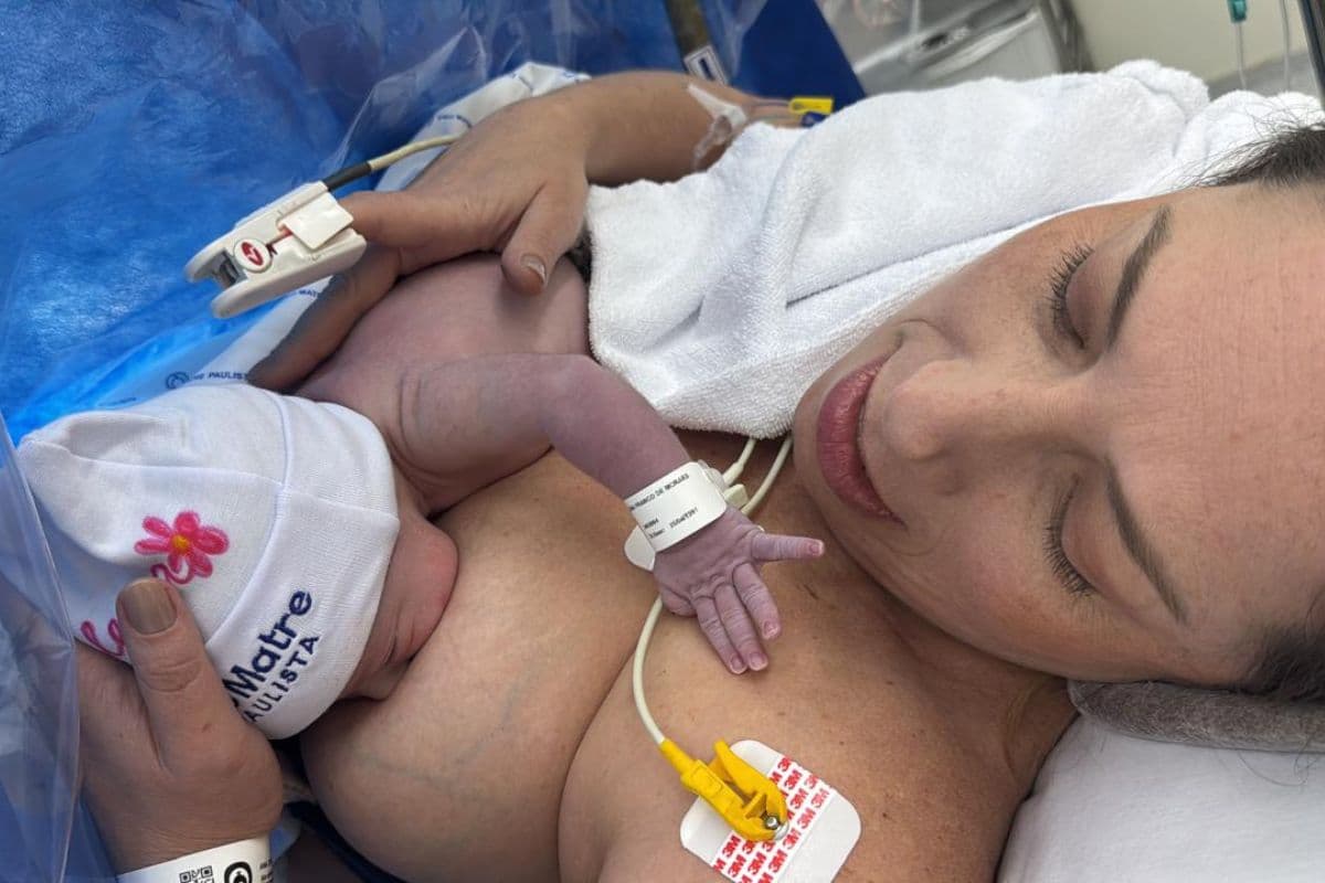 5 anos após câncer de mama, mulher engravida e amamenta bebê — Outubro Rosa
