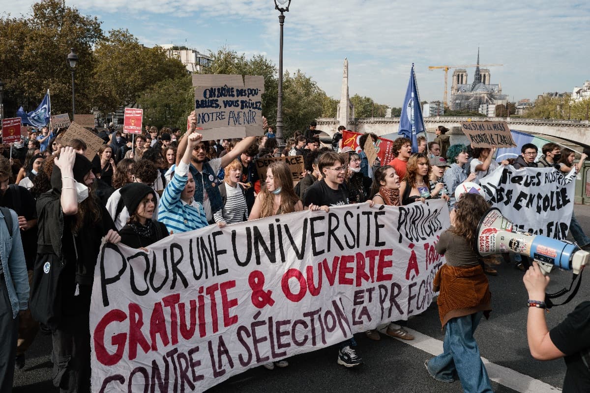 Panorama: Protestos na França tem ataque a prefeituras e atos em diversas cidades