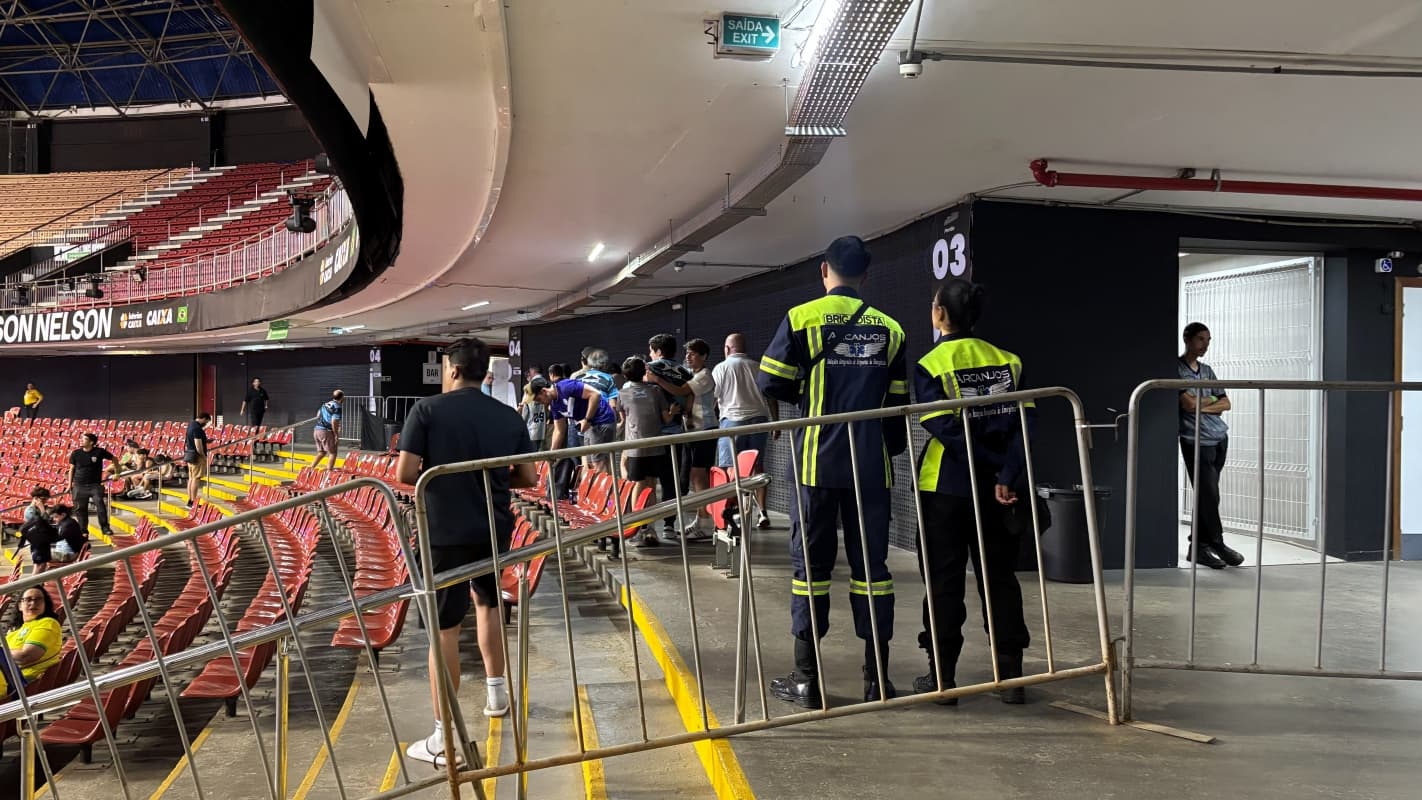 torcida do San José hostiliza arbitragem no Ginásio Nilson Nelson — Basquete