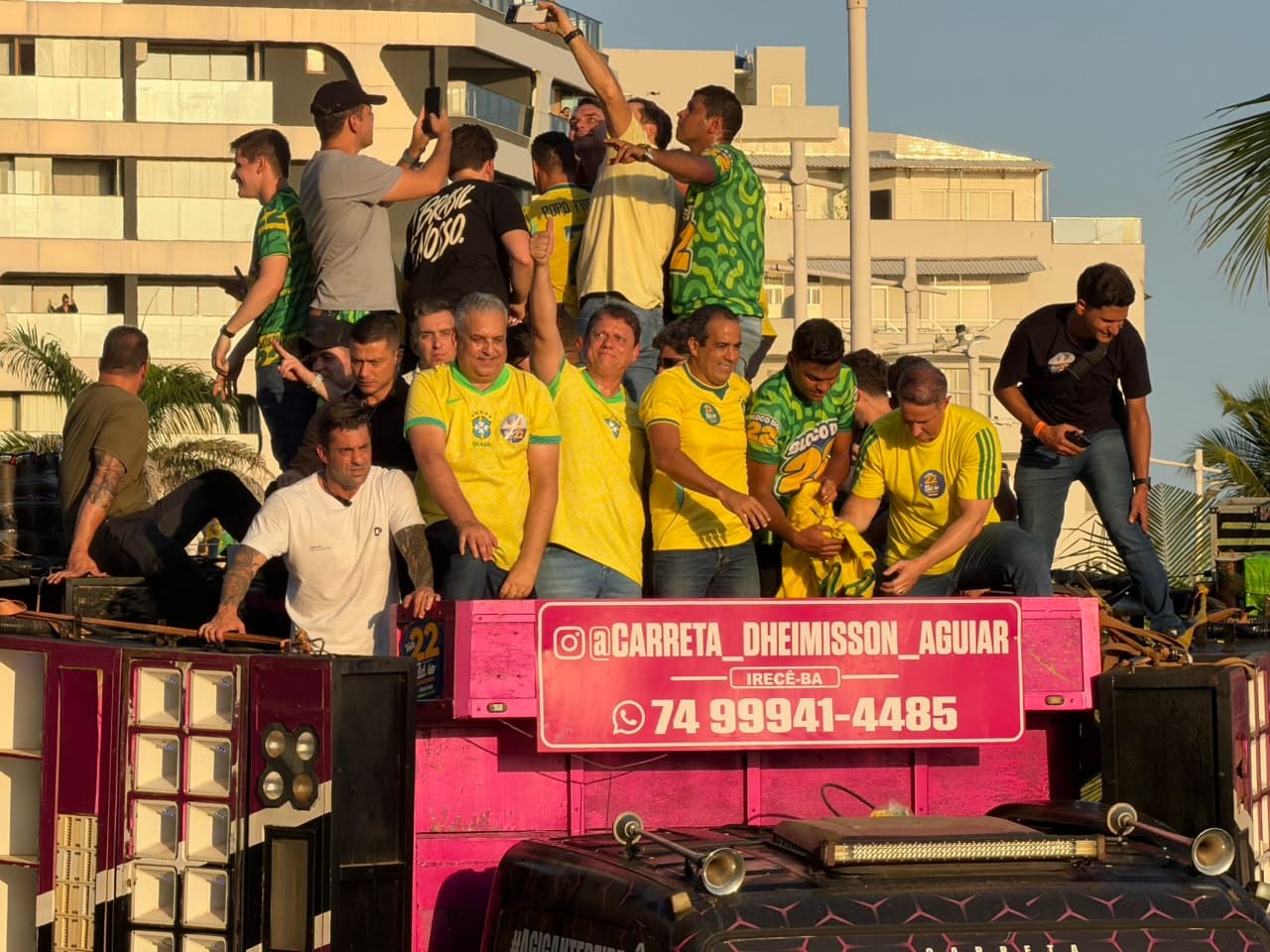 Panorama: Flávio Bolsonaro faz ato de campanha ao lado de aliados em Salvador