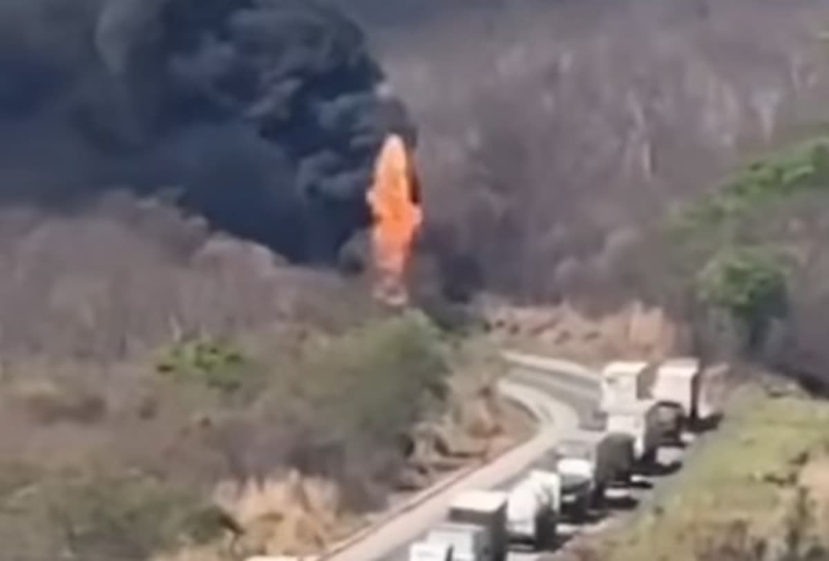 Panorama: Carreta com diesel pega fogo, explode e interdita BR-251 em Salinas
