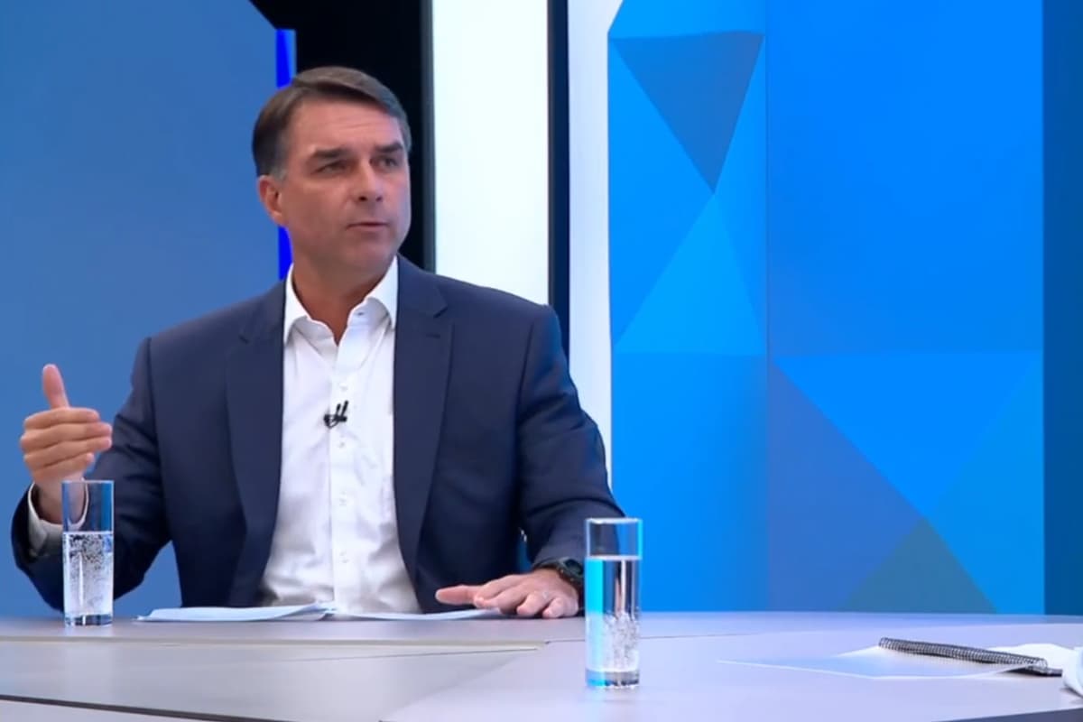 “Não está no radar” — Flávio descarta cargo a Eduardo, mas não ao pai