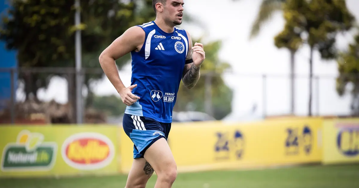 Gabriel Pec volta a treinar em campo na Toca II — Cruzeiro