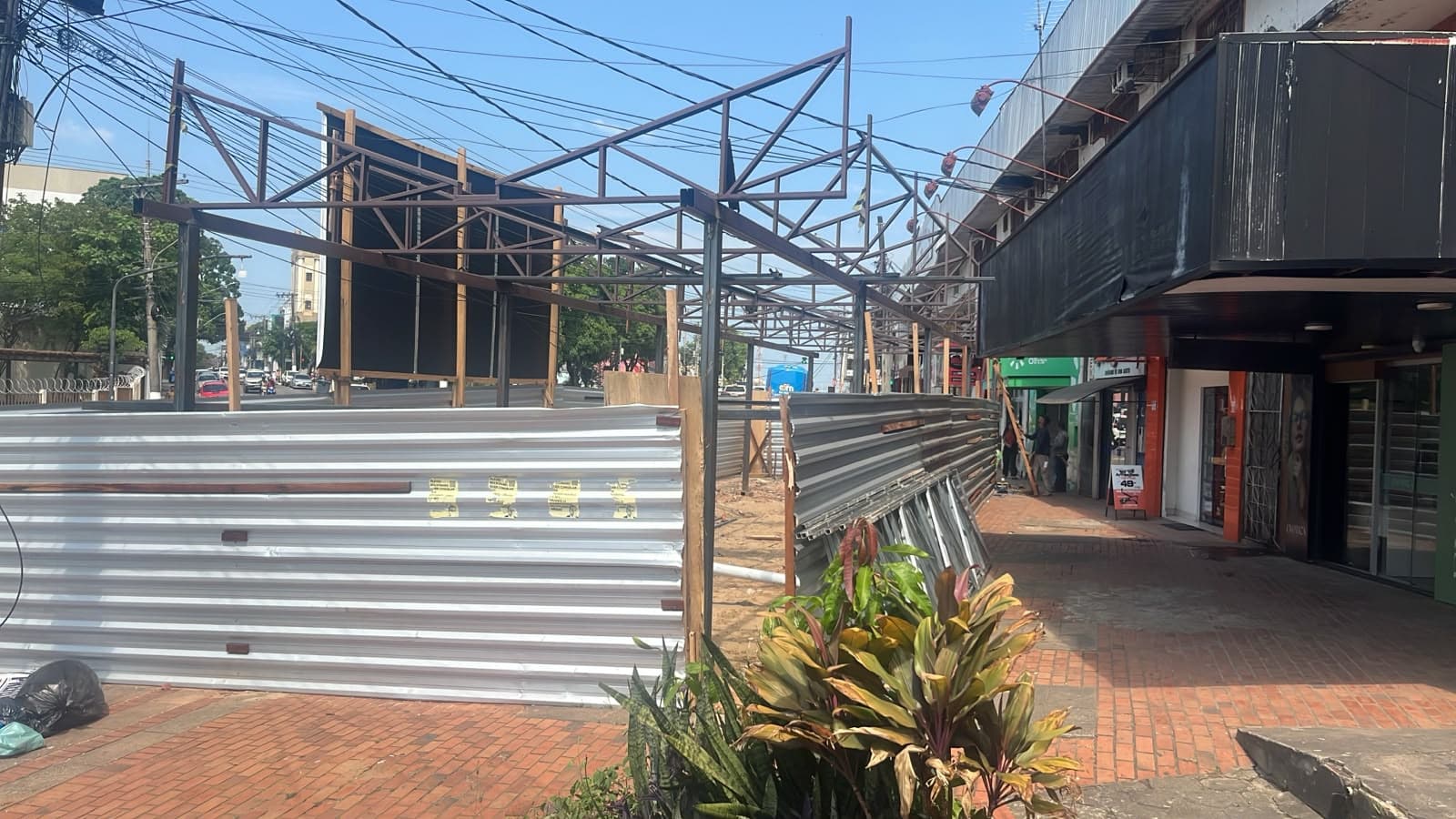 Comerciantes relatam queda de 80% no movimento durante obra no Centro de Rio Branco; administração municipal prevê entrega em novembro