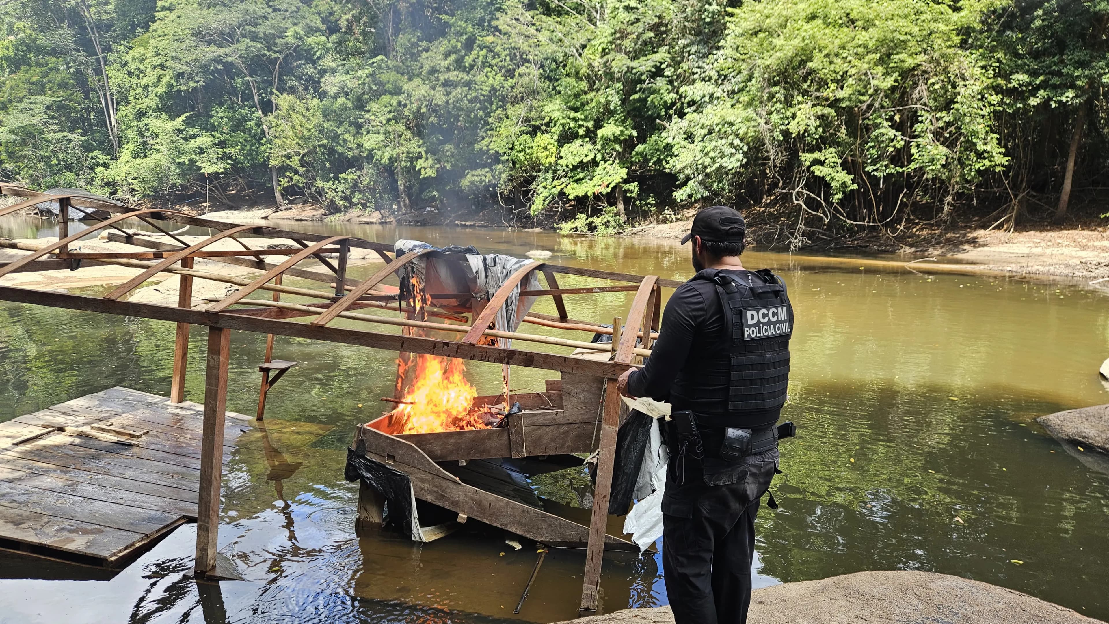 Operação contra crimes ambientais no AP desarticula garimpo ilegal e captura dois por porte de arma