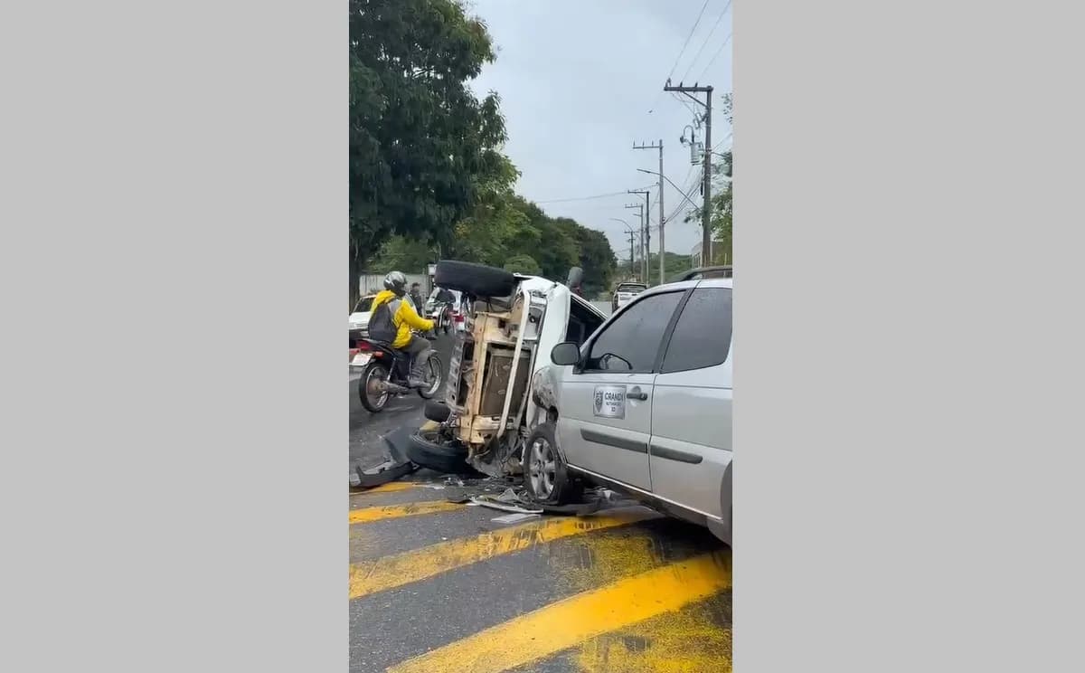 Entenda: Colisão entre três carros deixa veículo tombado na RJ-116, em Aperibé; motorista abandonou local do acidente, segundo testemunhas