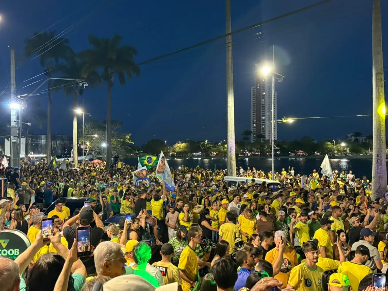 Panorama: Apoiadores realizam ato pró-Flávio no entorno do Açude Velho, em Campina Grande