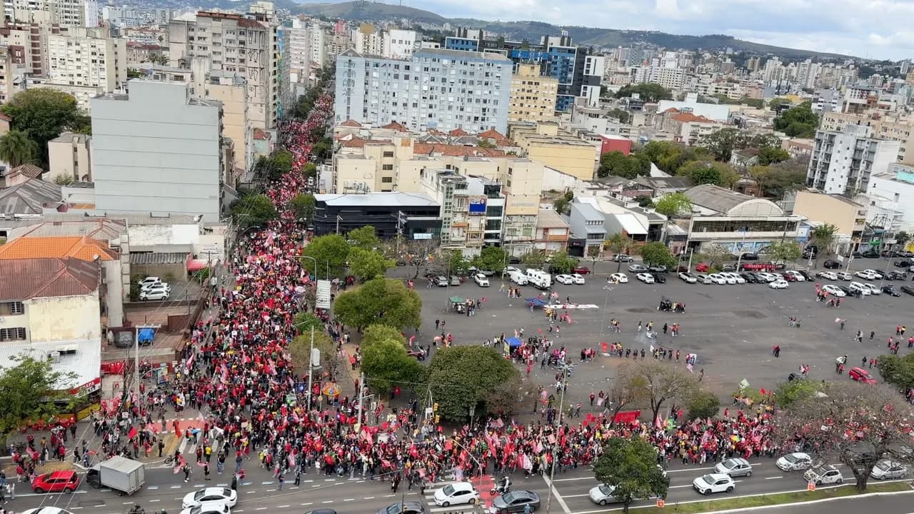 Em destaque: Apoiadores fazem ato para Lula em Porto Alegre