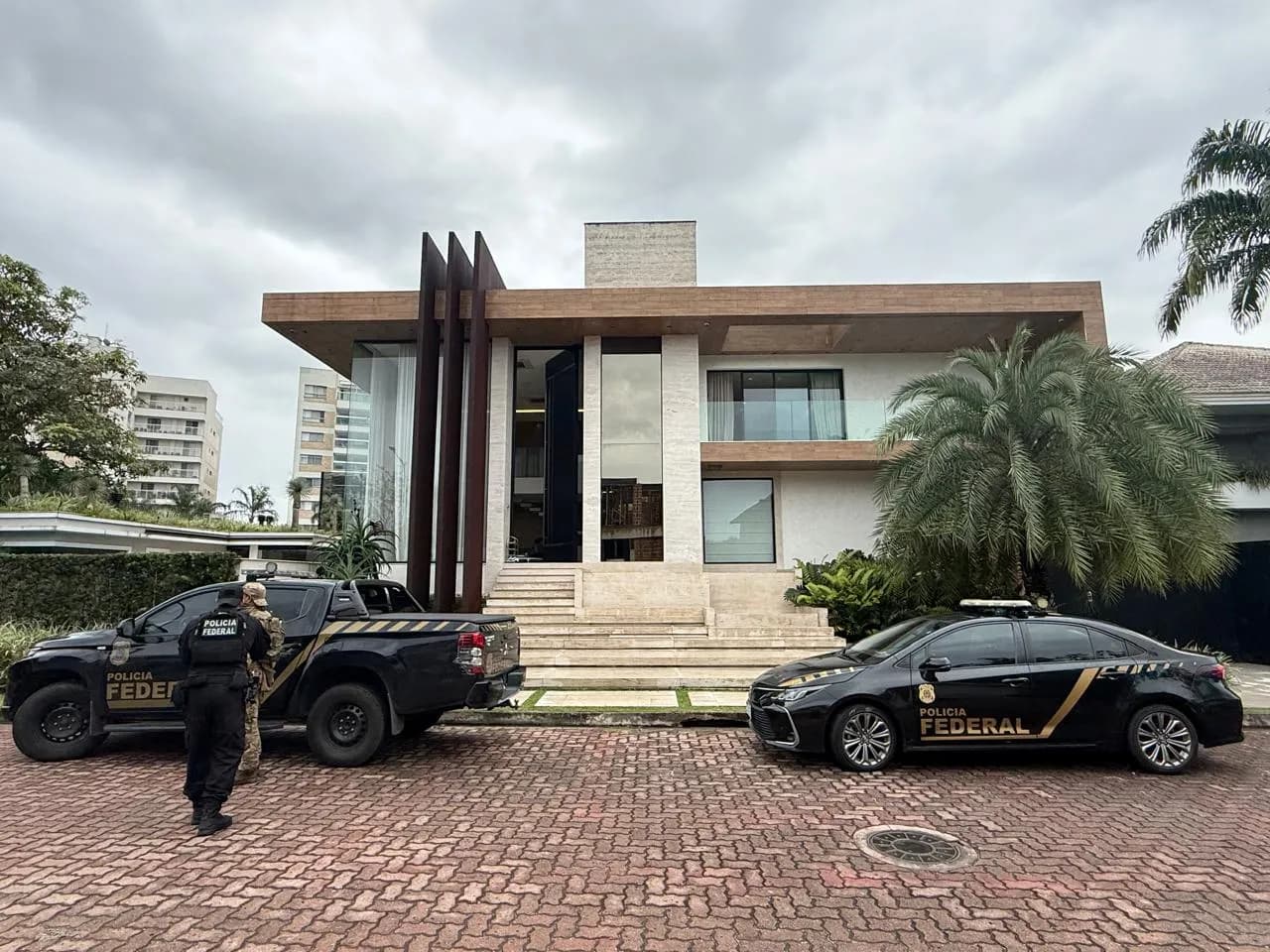 Panorama: PF apreende armas, dinheiro e relógios em casa de luxo na Barra da Tijuca; FOTOS