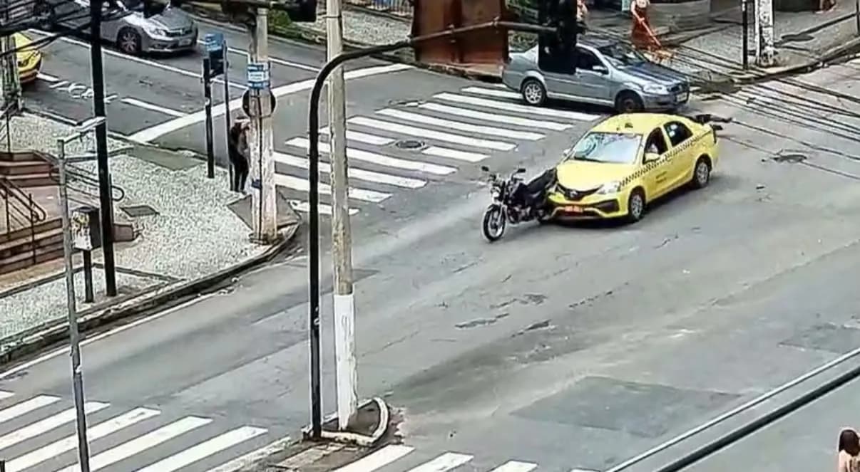 Táxi atropela motociclista e arrasta moto em avenida de Juiz de Fora — VÍDEO