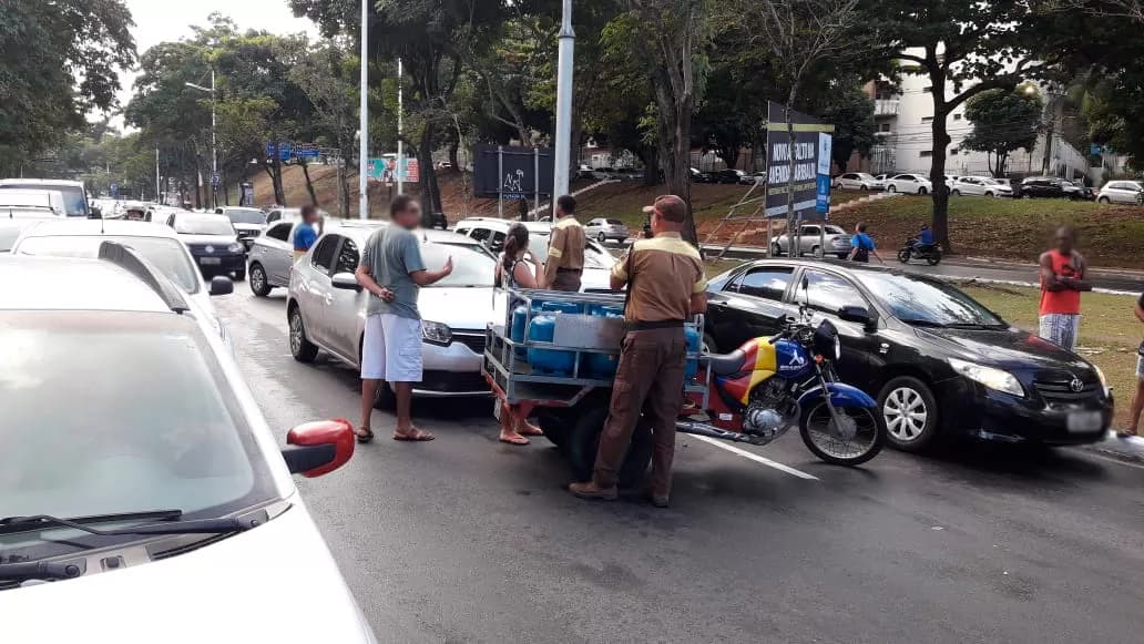 Fique por dentro: Carro bate em moto de entrega de gás na Av. Garibaldi e deixa o trânsito lento