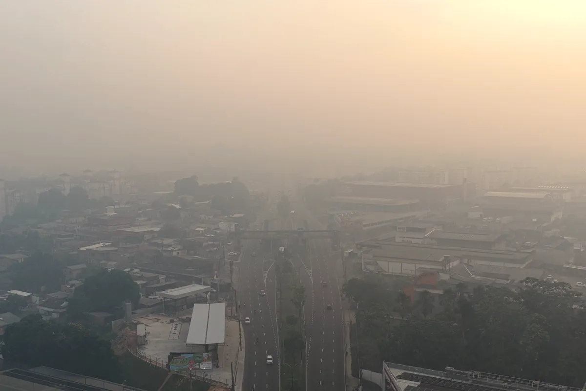 fumaça encobre avenida na Zona Norte de Manaus e reduz visibilidade — VÍDEO