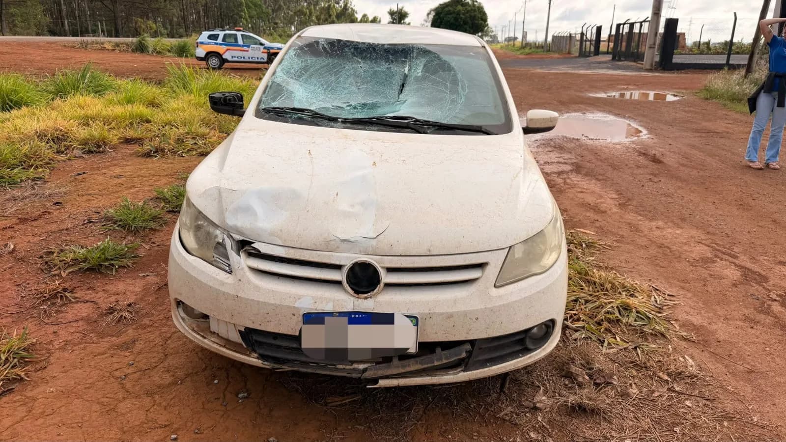 Fique por dentro: Corredor fica gravemente ferido ao ser atropelado por carro que desviava de caminhão em ultrapassagem na MG-235