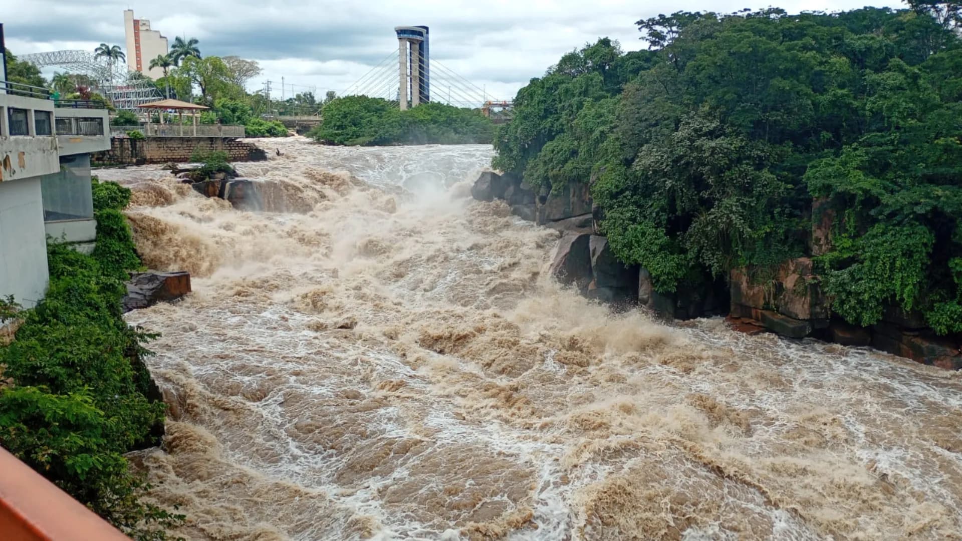Rio Tietê atinge mais que o dobro do volume normal e administração municipal interdita rua em Salto