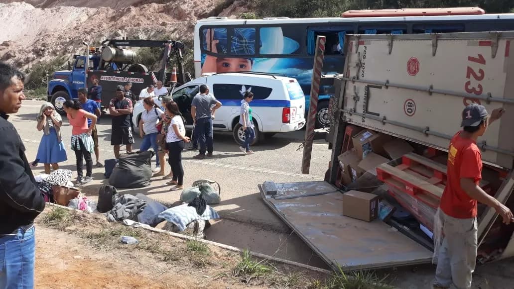 Fique por dentro: BR-381 é liberada 10 horas após acidente entre carreta e ônibus em MG