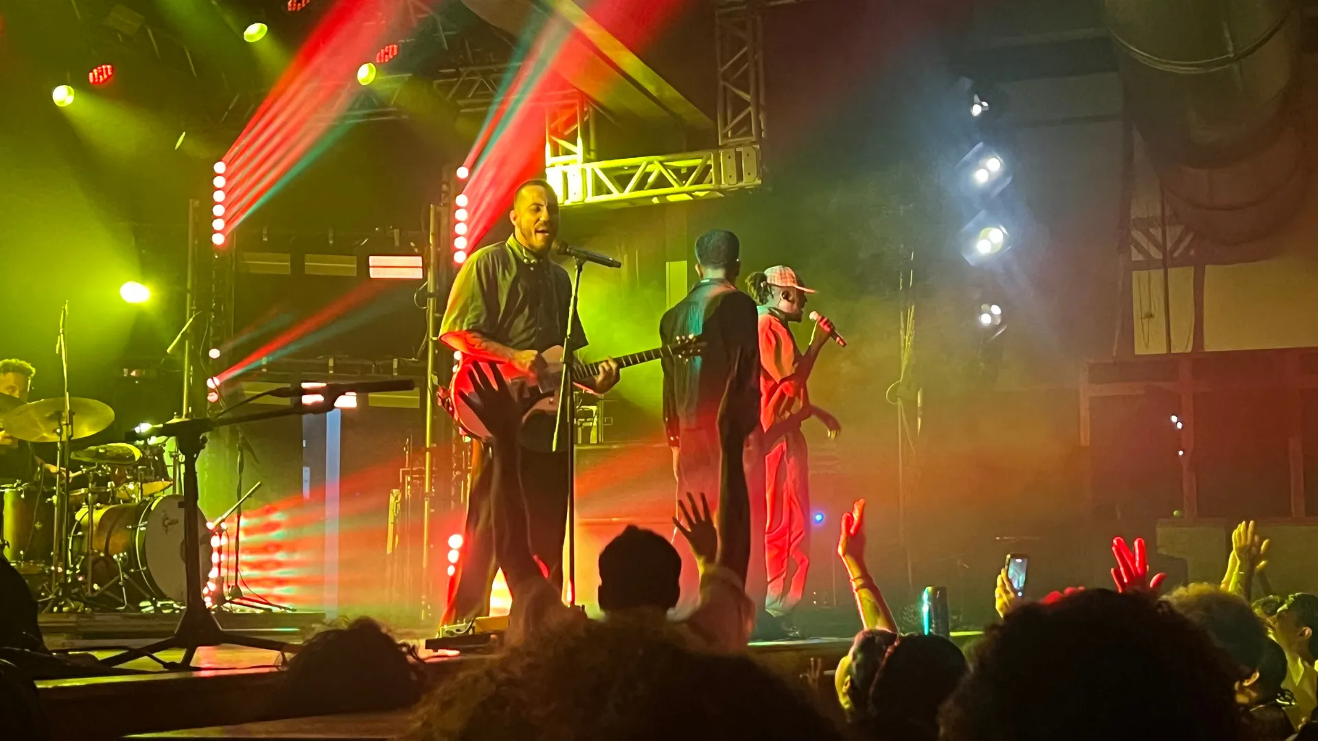 Em destaque: Com clima de baile e 'olho no olho', grupo 'Os Garotin' exalta a juventude e fala de novo álbum em show intimista