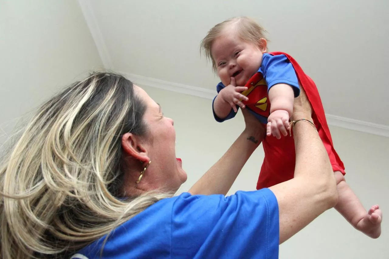 ‘As aventuras do Super Chico’: menino com Down que conquistou vitória sobre a Covid 2 vezes vira herói de livro escrito pela mãe