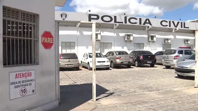 Panorama: Homem é preso por tentativa de feminicídio após esfaquear mulher em feira livre de Campina Grande